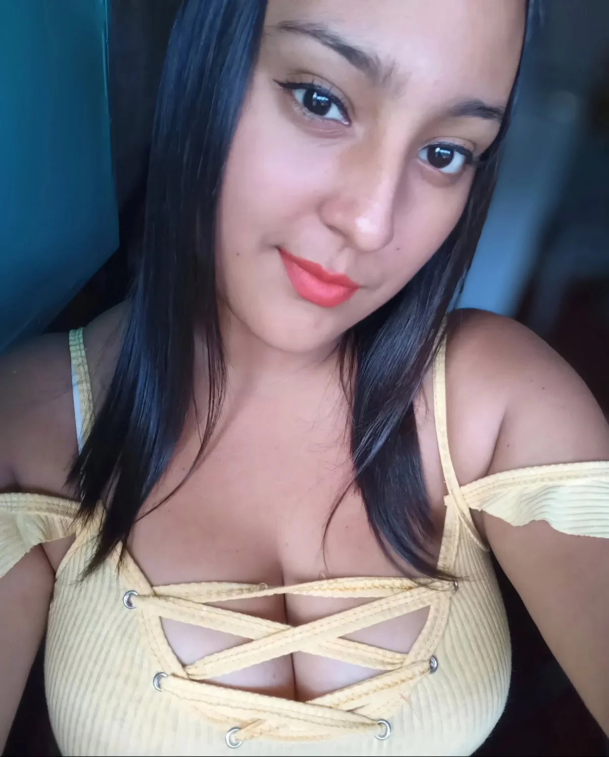 Que enormes teras se carga esta putita morenita🙈😋😋😋 image 15