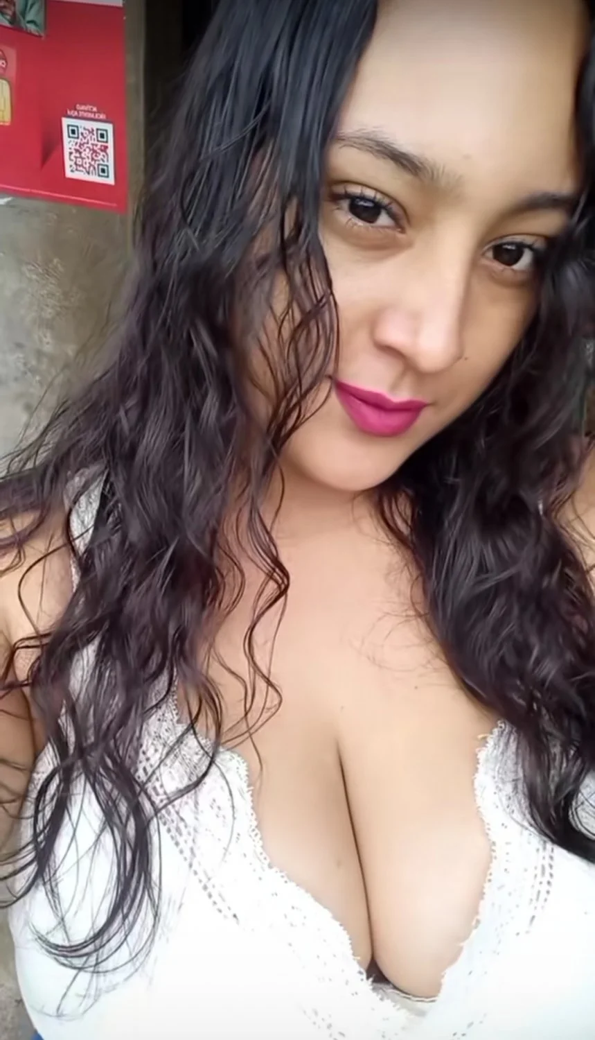 Que enormes teras se carga esta putita morenita🙈😋😋😋 image 17