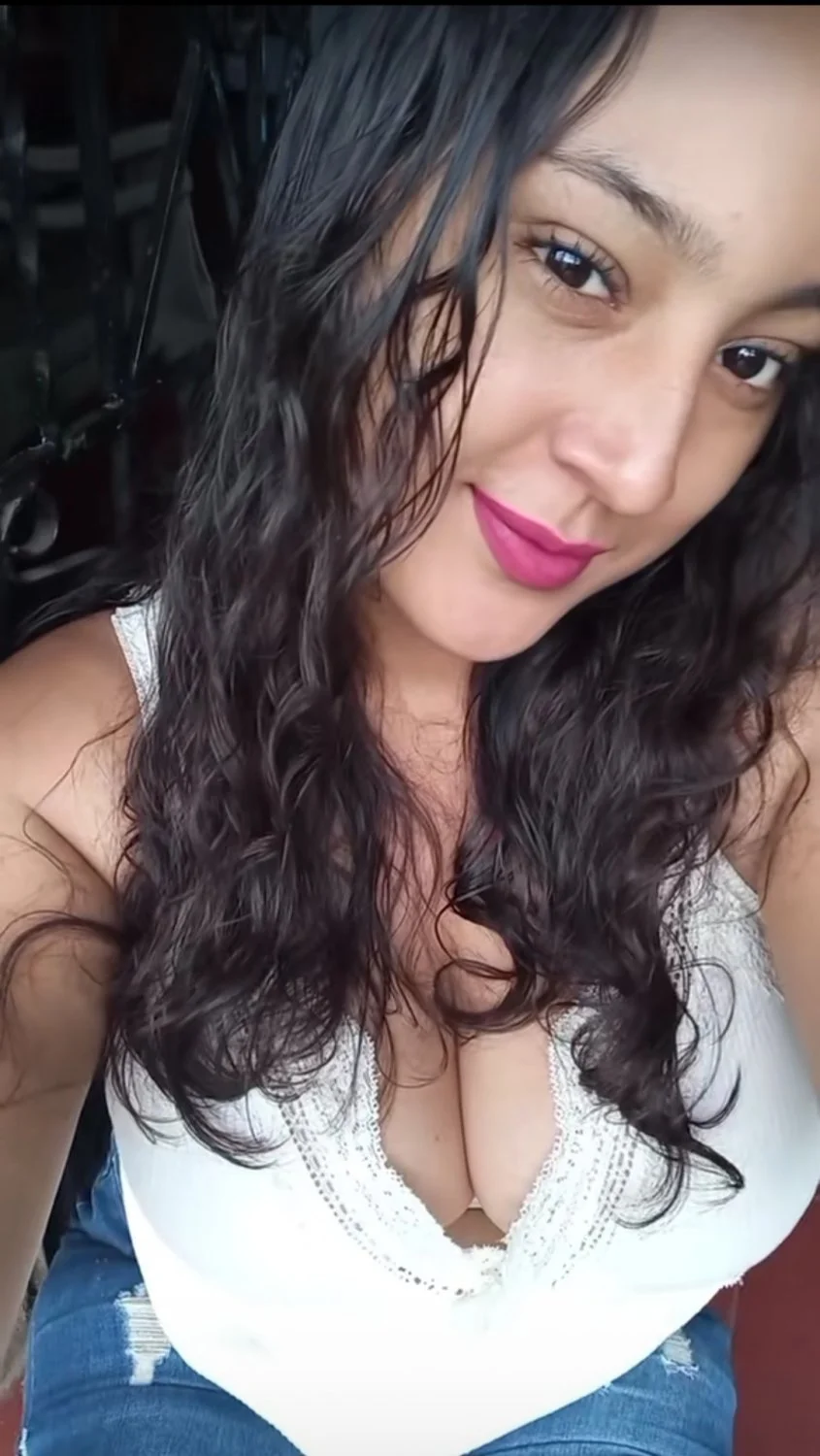 Que enormes teras se carga esta putita morenita🙈😋😋😋 image 23