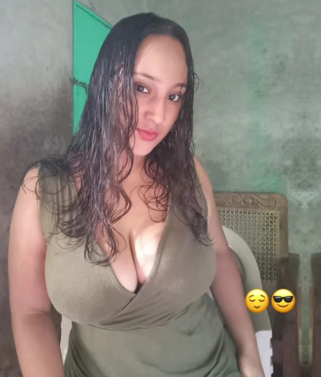 Que enormes teras se carga esta putita morenita🙈😋😋😋 image 25