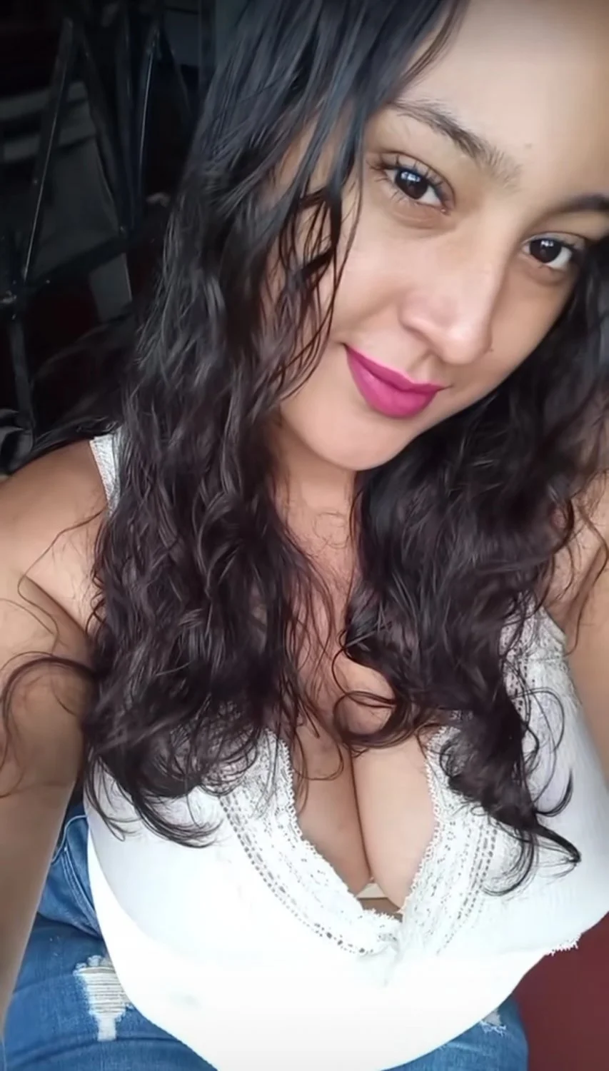 Que enormes teras se carga esta putita morenita🙈😋😋😋 image 28