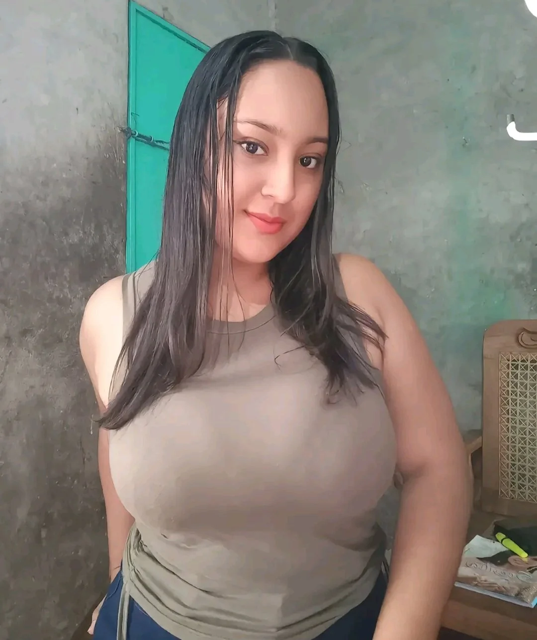 Que enormes teras se carga esta putita morenita🙈😋😋😋 image 29