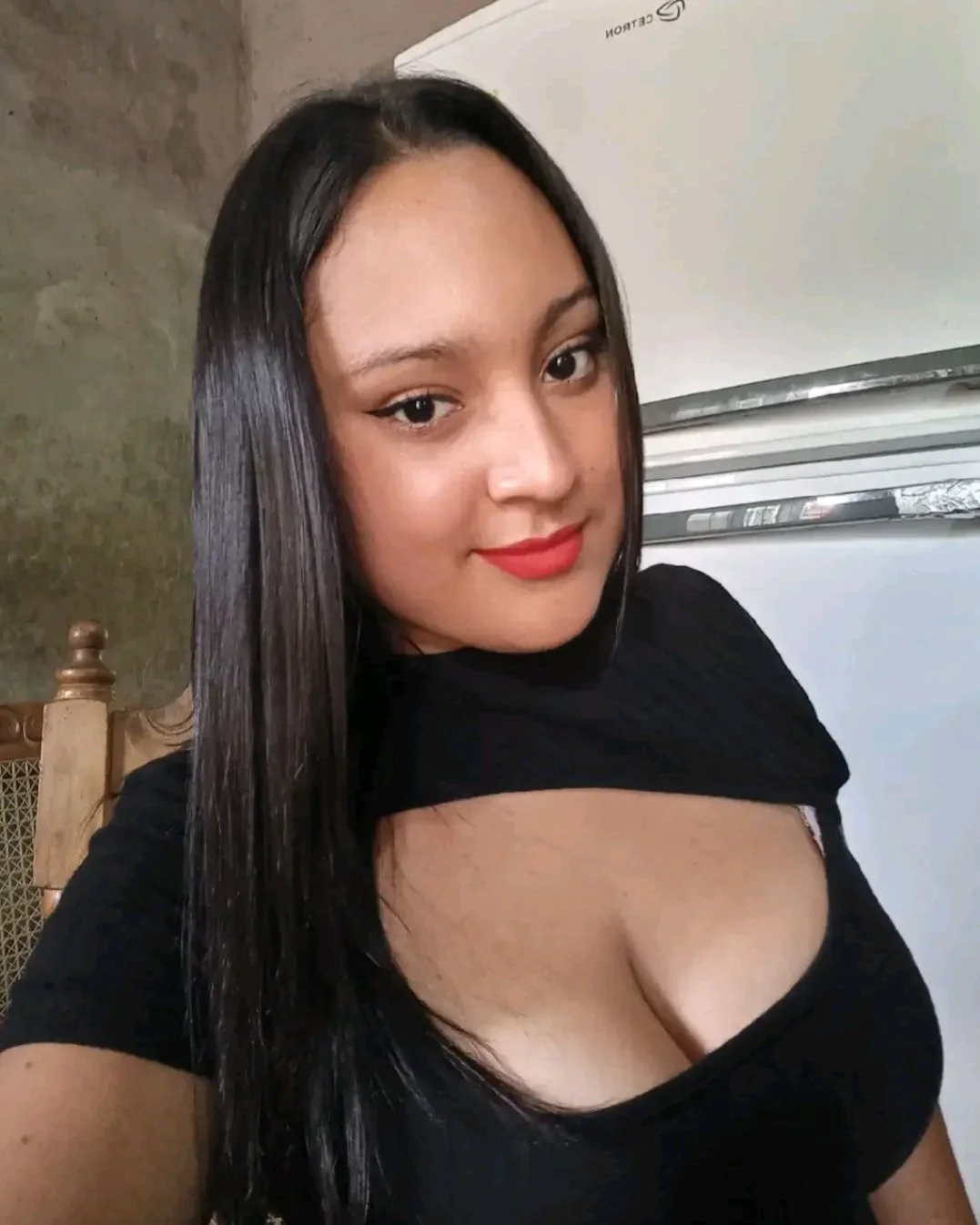 Que enormes teras se carga esta putita morenita🙈😋😋😋 image 4