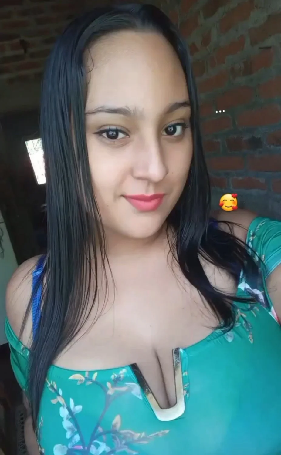 Que enormes teras se carga esta putita morenita🙈😋😋😋 image 8