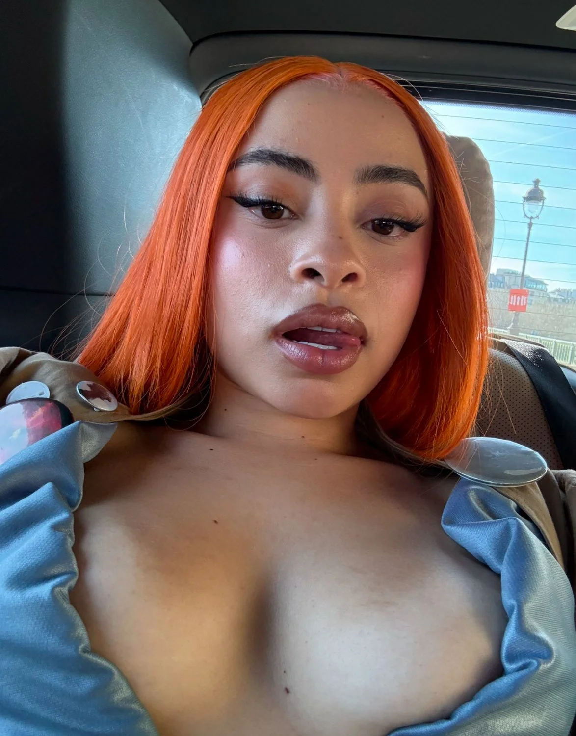 Ok so her dress ripped … image 5