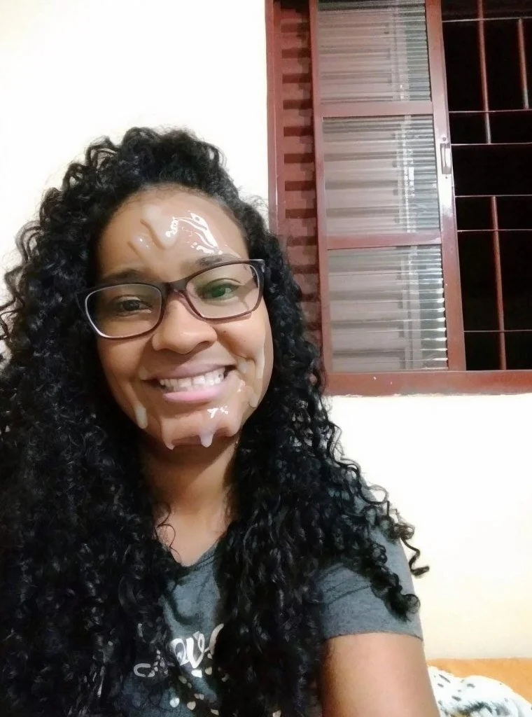 O boi não se aguenta, quer ver ela na pica dos punheteiros image 2