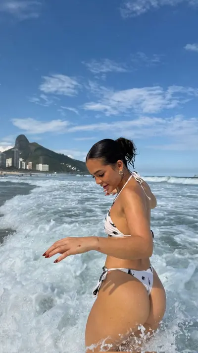 Que gata , linda e delicia...Mel Maia gostosa cover image