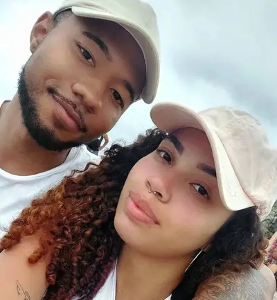 Cacheada putinha vazou quicando na rola! novinha deixou o macho gravar e caiu na net cover image