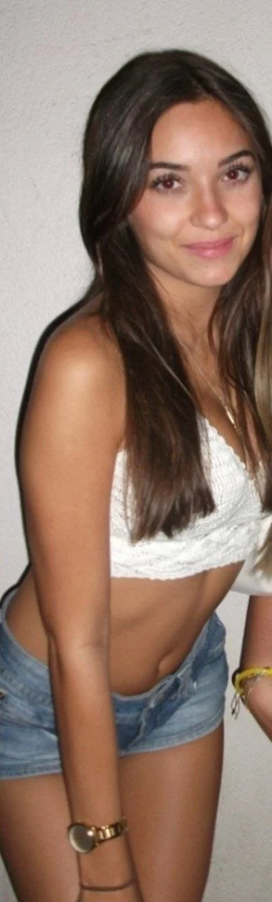 Lucia, putita de 18 exhibida por su amigo image 2
