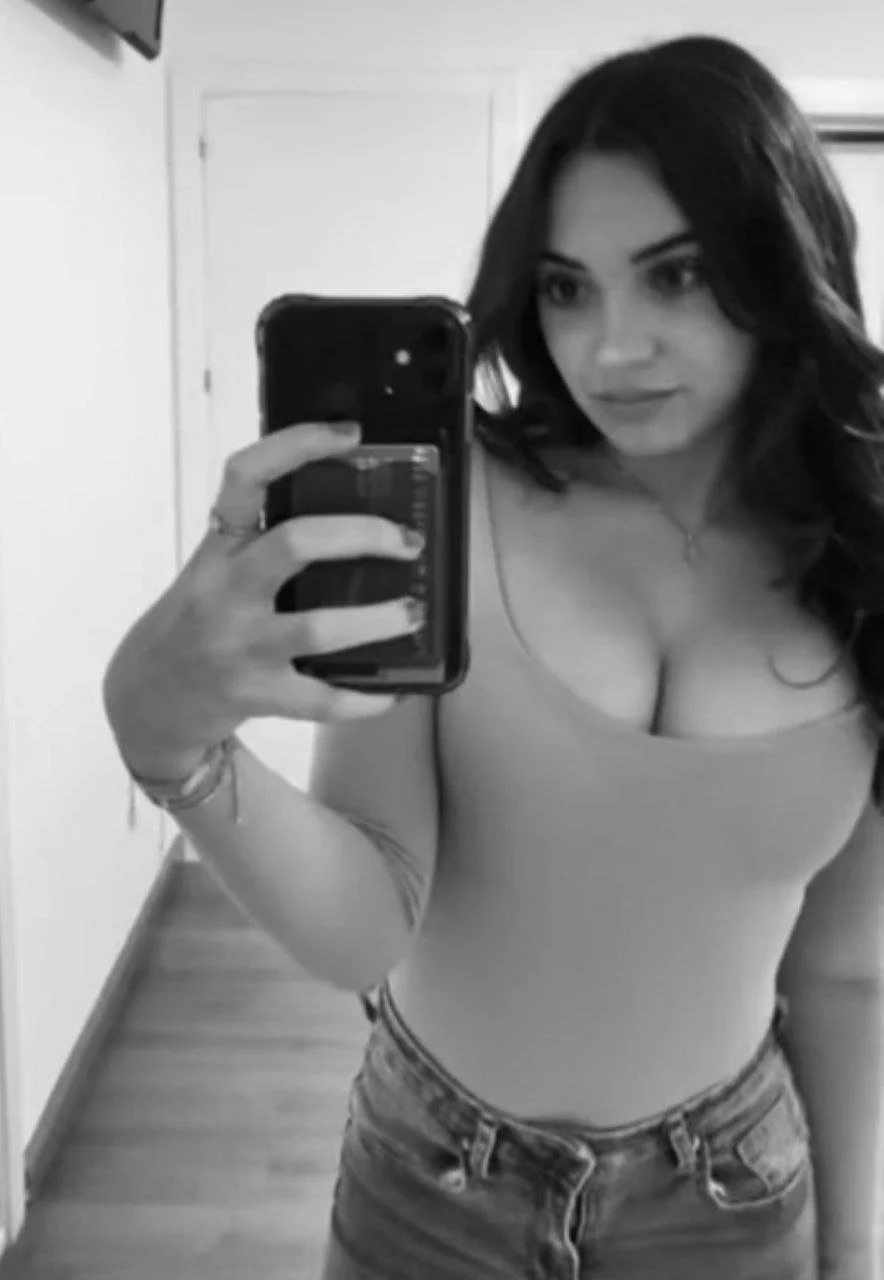 Lucia, putita de 18 exhibida por su amigo image 8