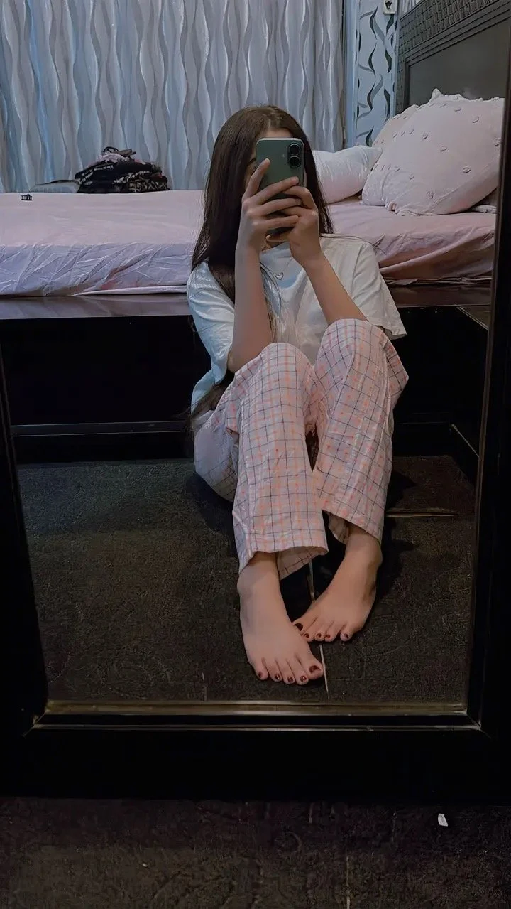 Slut girl love to show her cute feet image 4