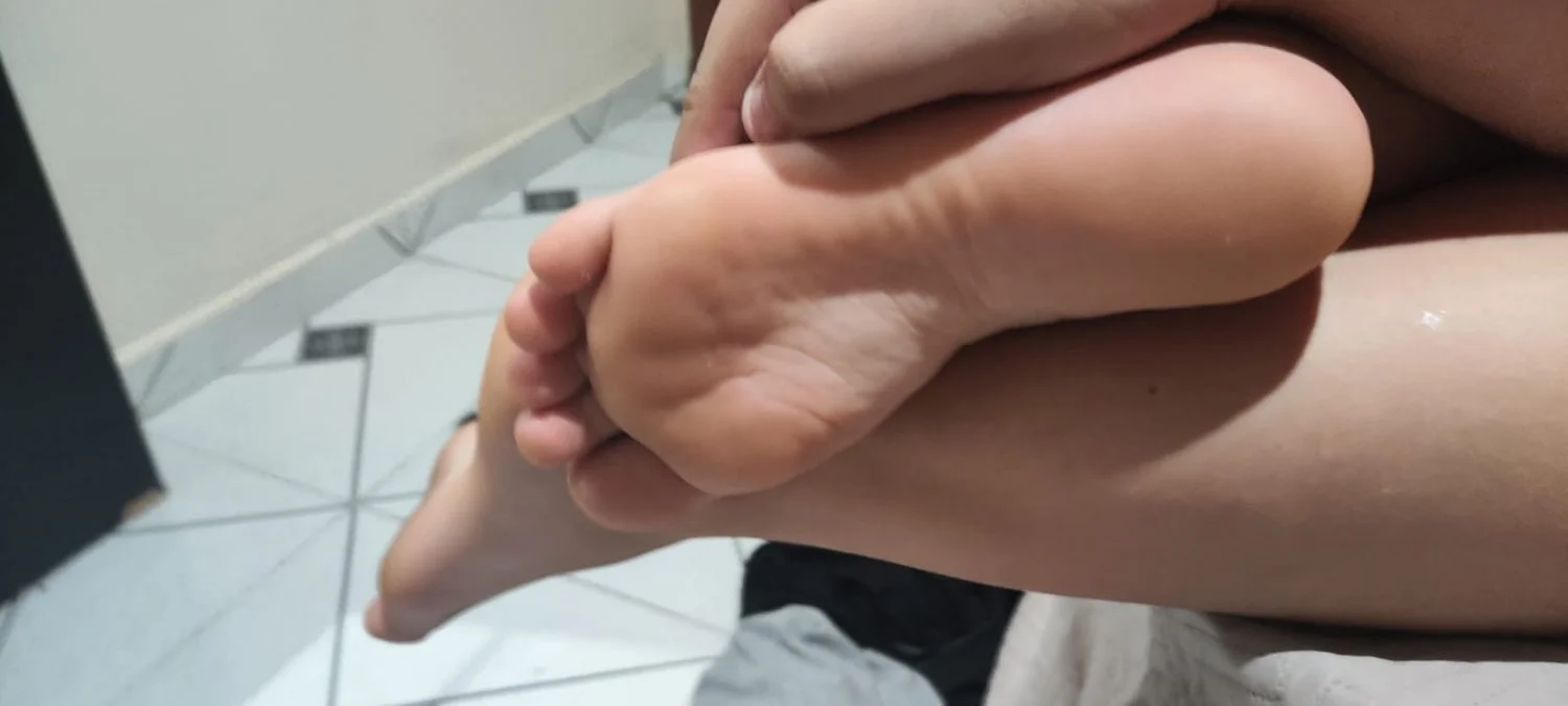 Pés lindos de uma amiga. image 3
