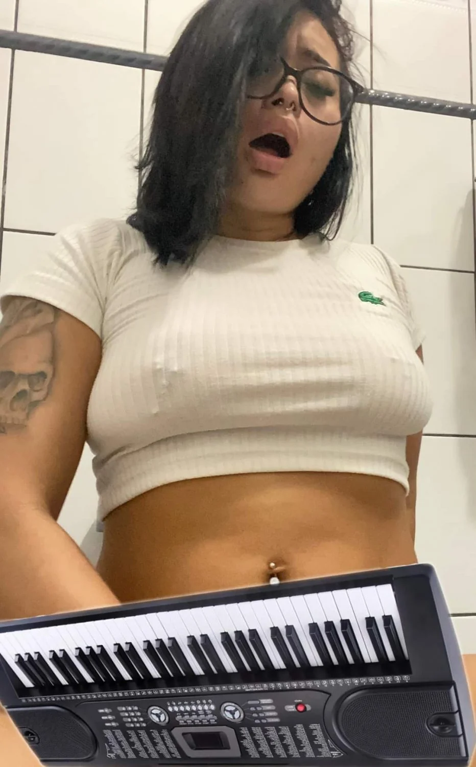 amateur latin show her pussy nude image 19