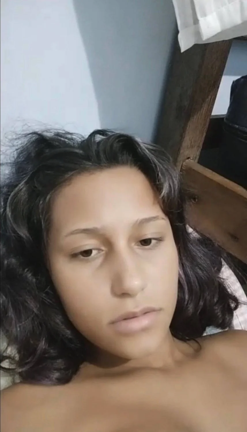 Putinha linda na live com plug no cuzinho main image