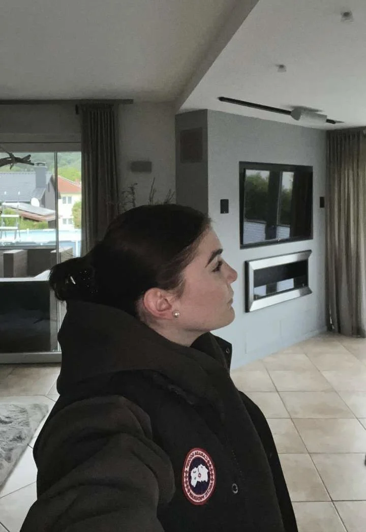 German Lara gibt Bj mit fette Arsch image 1