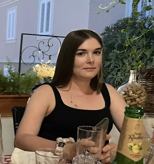 German Lara gibt Bj mit fette Arsch image 7