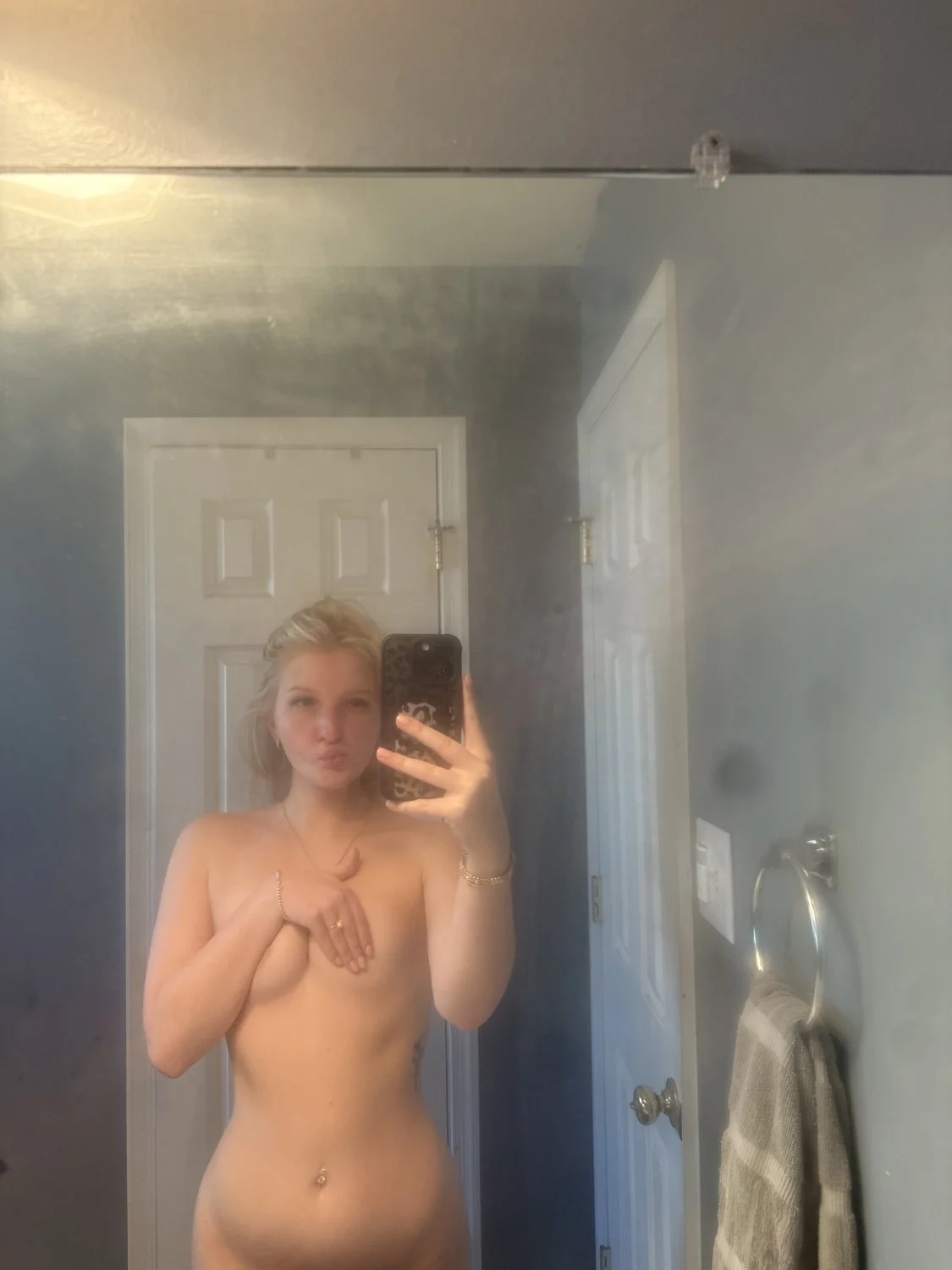 Young milf Blonde giving the best pussy and head image 3