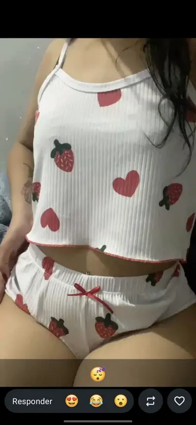 Namorada de pijama, comenta oq fariam com ela cover image
