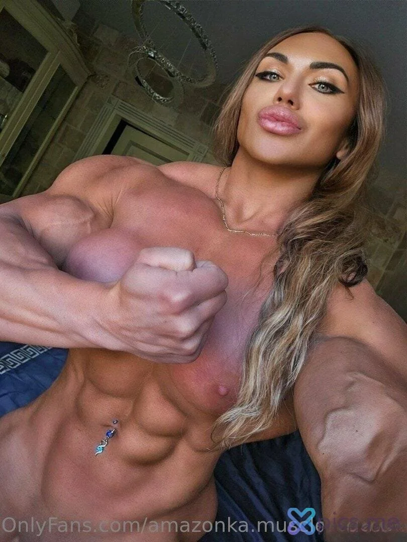 Naked bodybuilding & extreme muscular exhibitionism image 27