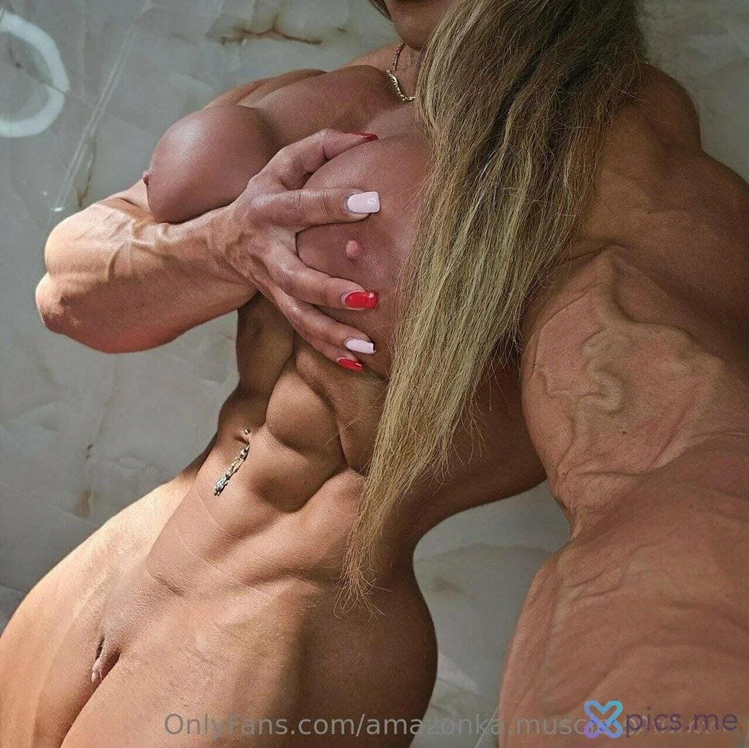 Naked bodybuilding & extreme muscular exhibitionism image 33