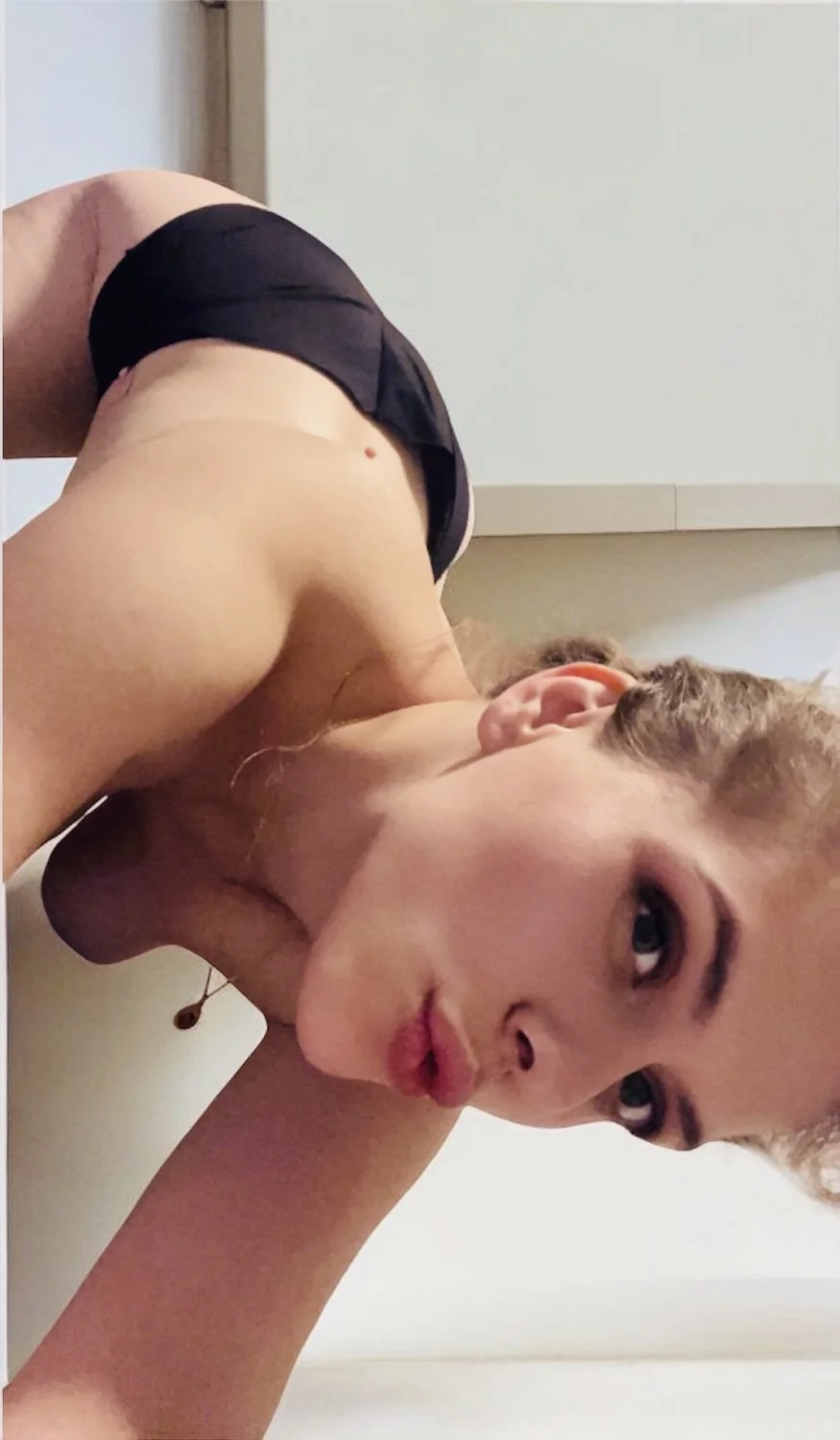 🤤See the delicious ass and holes of this very sexy woman💦 image 10