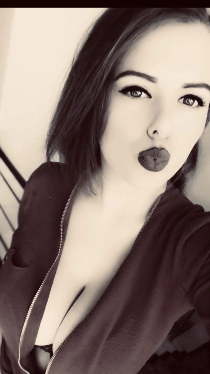 🤤See the delicious ass and holes of this very sexy woman💦 image 5
