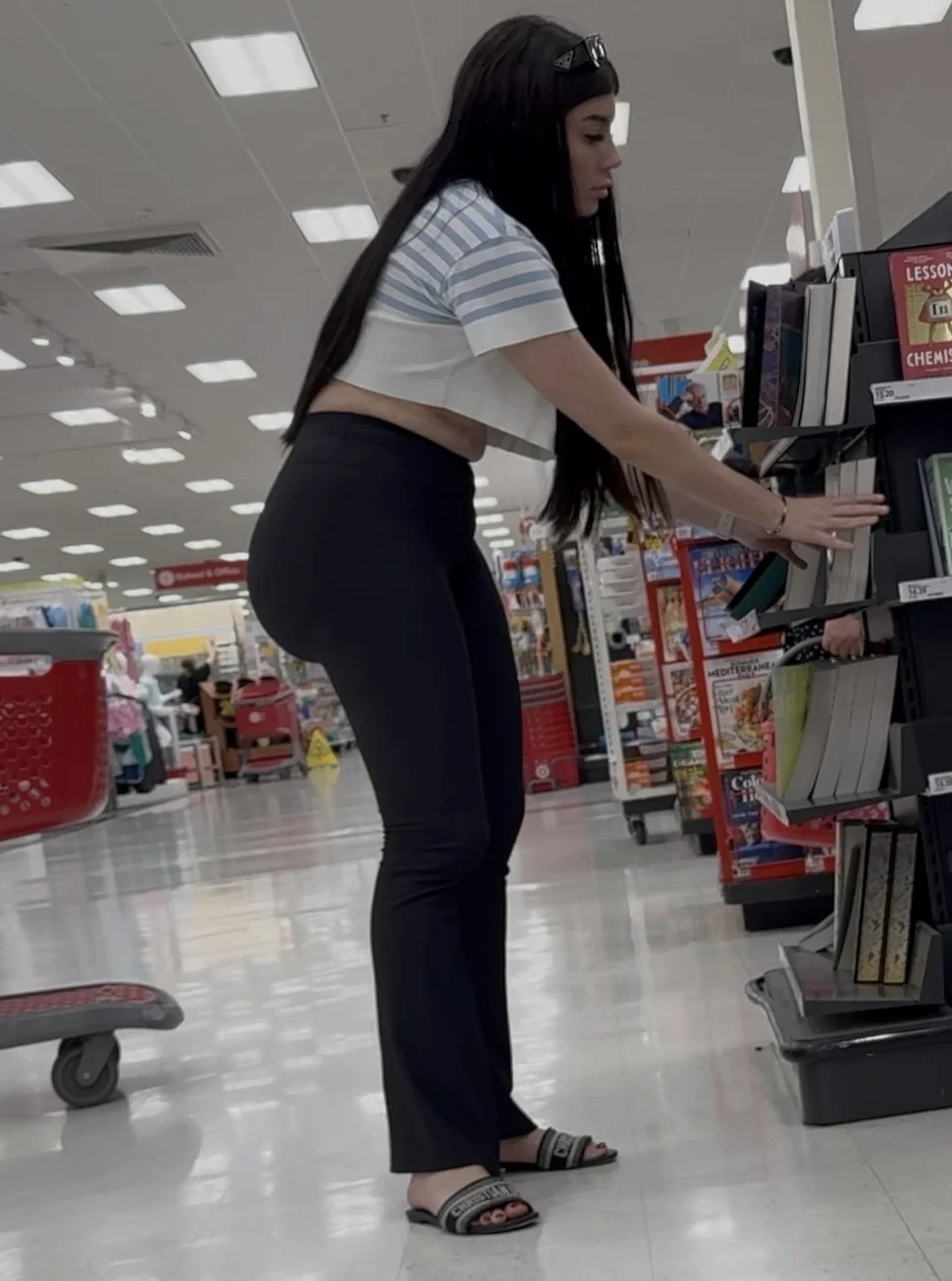 Phat Butt Latina Mami Caught Me Taking Photos & Doesn’t Care image 10