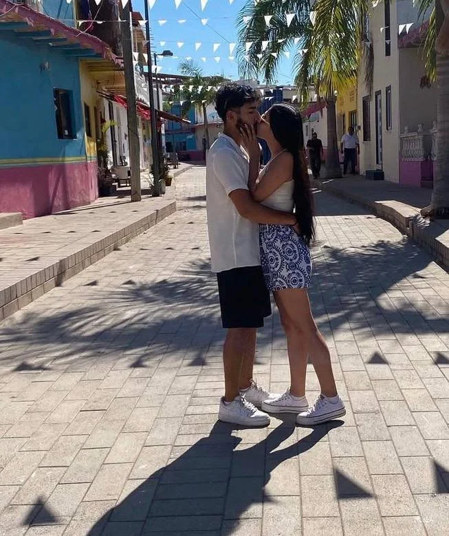 El cuernudo muy feliz de su relación con su amada,sin saber que es una putita que todos la vemos image 3