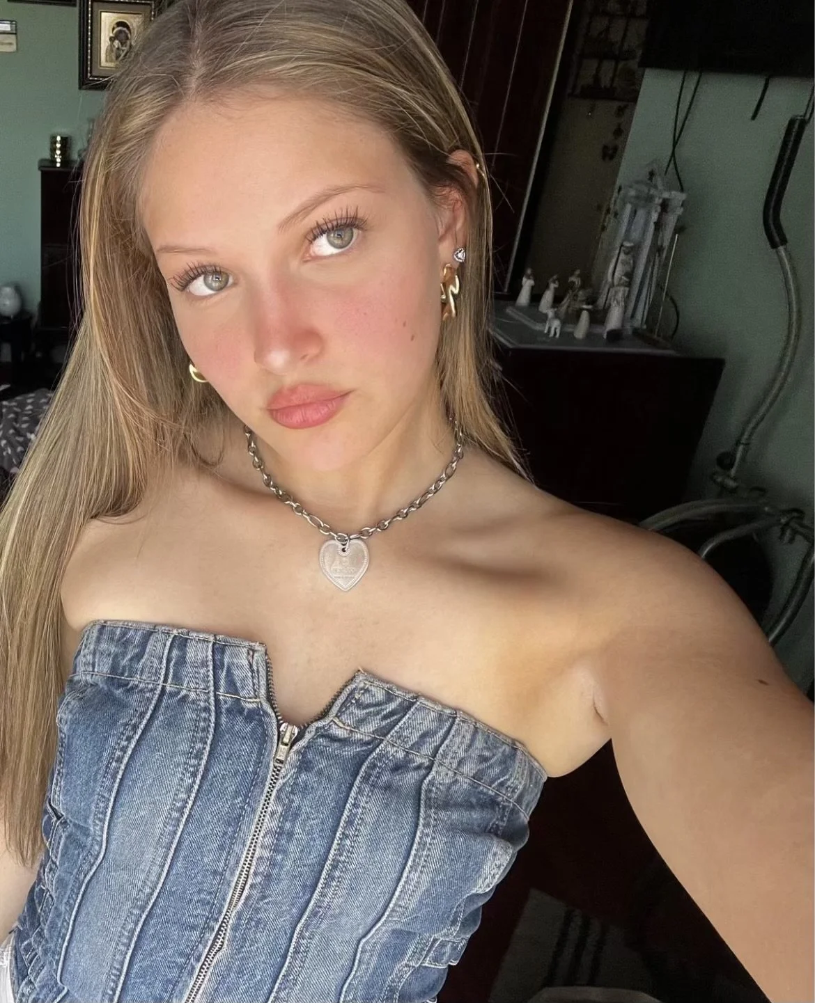 Fit teen slut with fat ass fingering her pussy on Snapchat image 30
