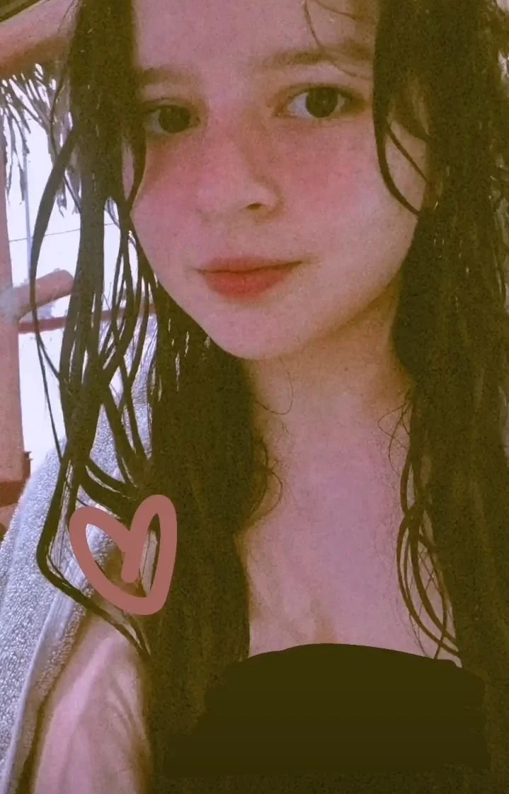 Jovencita flaquita expuesta por el novio image 2