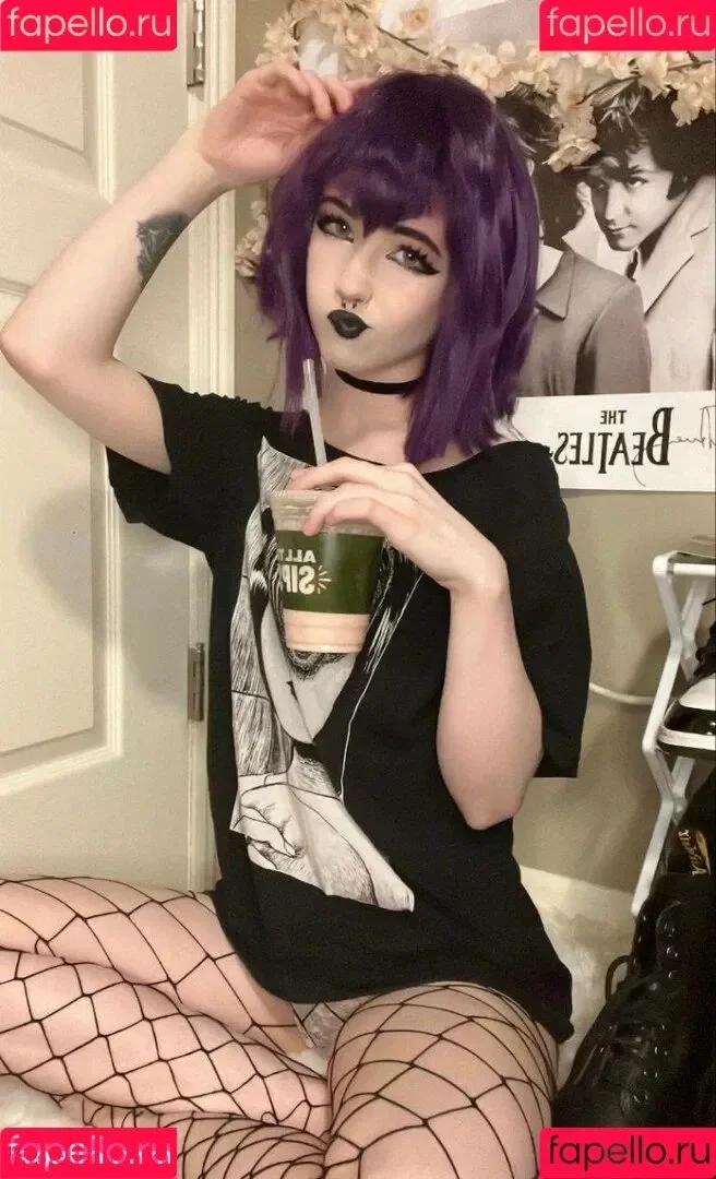 Teen emo/goth/alt cosplayer girl image 12