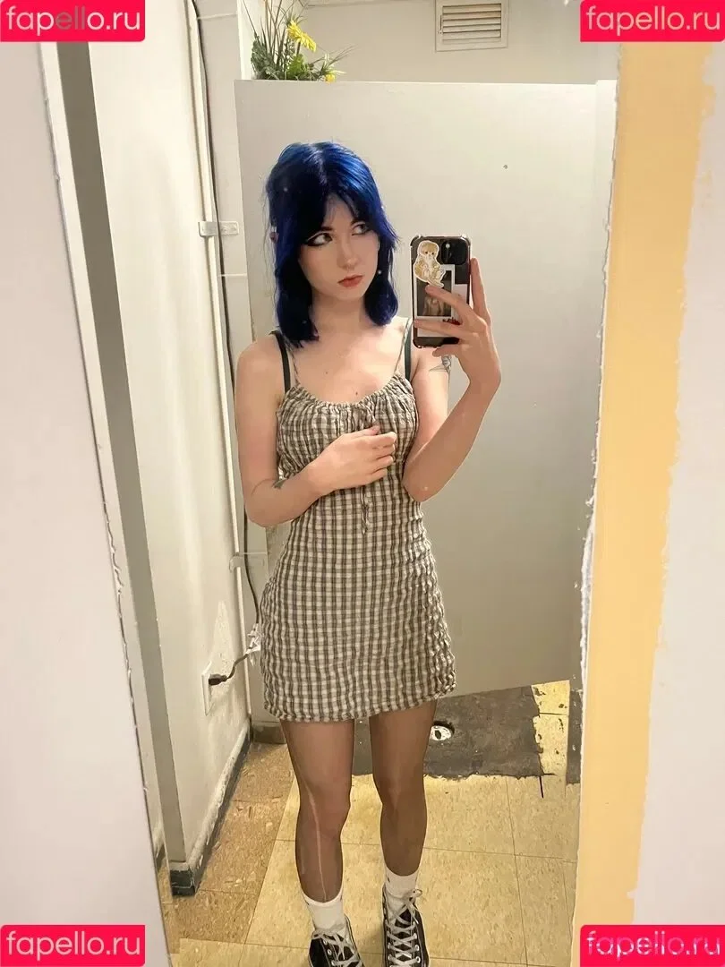 Teen emo/goth/alt cosplayer girl image 13