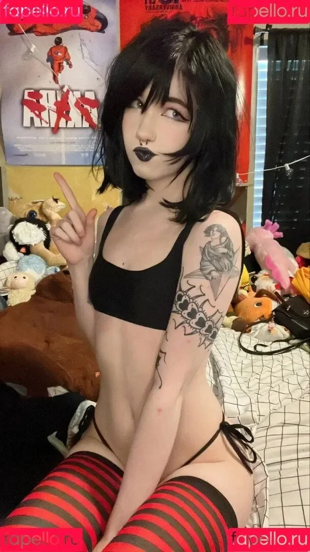 Teen emo/goth/alt cosplayer girl image 5
