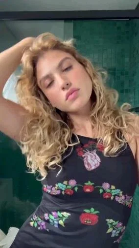 Video e fotos na Gigi...Giovanna Grigio delicinha , muito linda main image