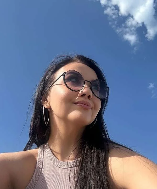 Petite Emma Jacksson. Sabrosas 😋 Tetas 🤤 main image