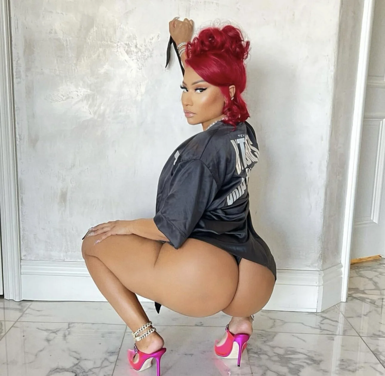 Huge ass Bimbo Tits image 6