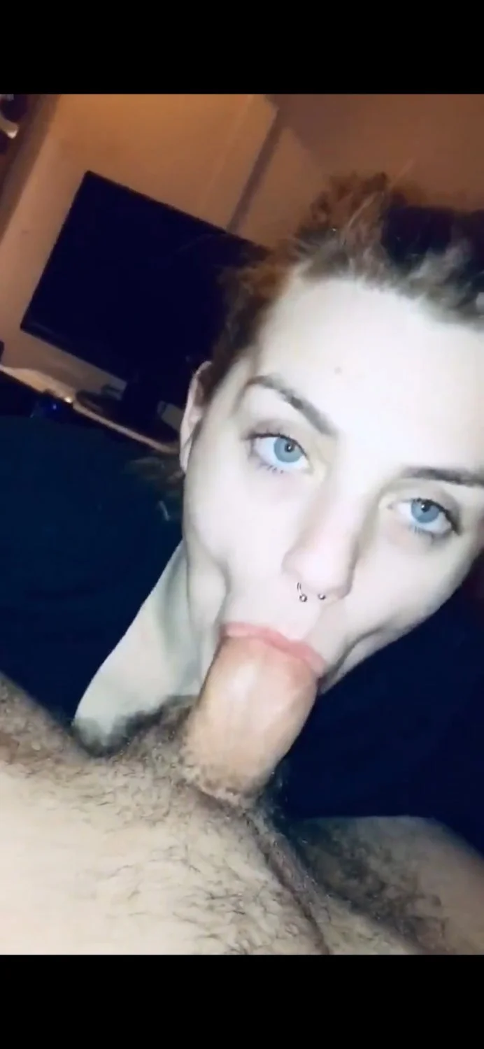 Amateur Girlfriend fails to swallow image 8
