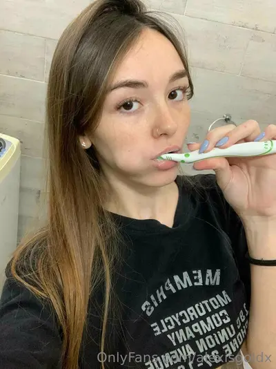 Novinha putinha do job exibindo sua bucetinha e cuzinho rosa! amador, vazados, caiu na net, ninfeta cover image