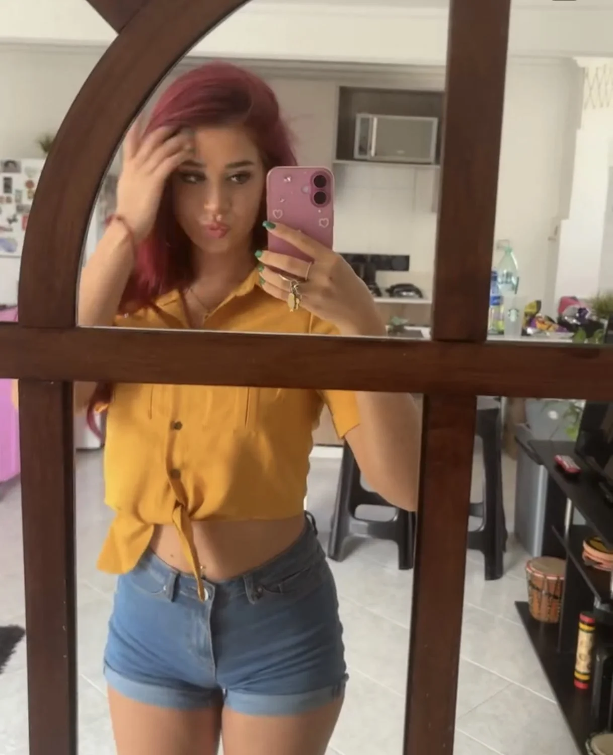 Pelirroja putísima se graba con su vecino image 3