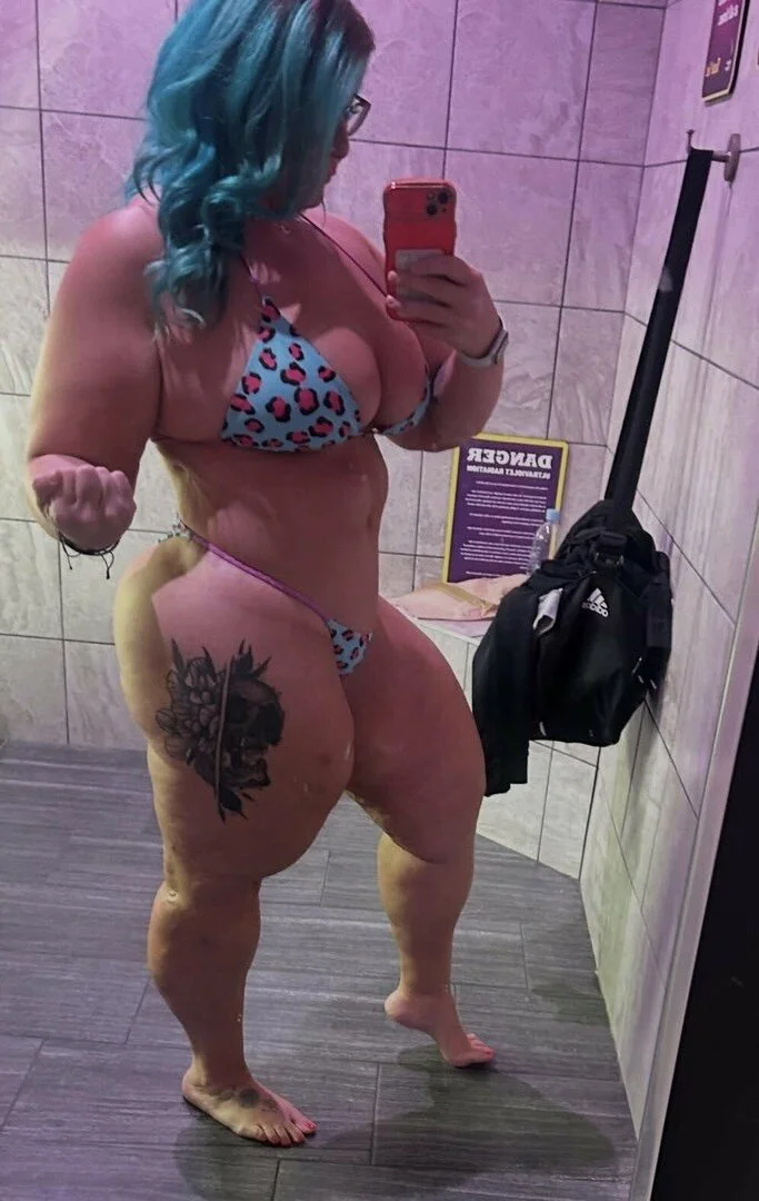 Stacked gym MILF with big ass tits main image