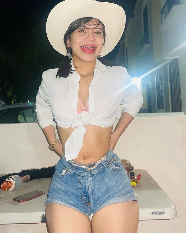 Moni en vestido, bikini y ropa deportiva mostrando su cuerpo image 2