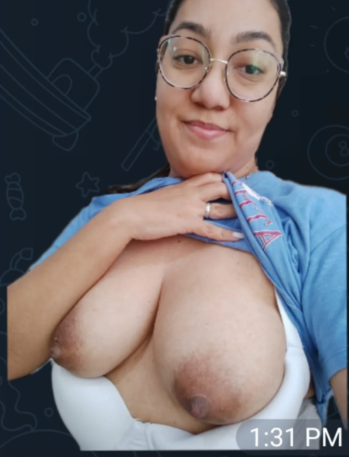 Cómo le encanta tomarse fotos con el amante y mandárselas al marido image 5