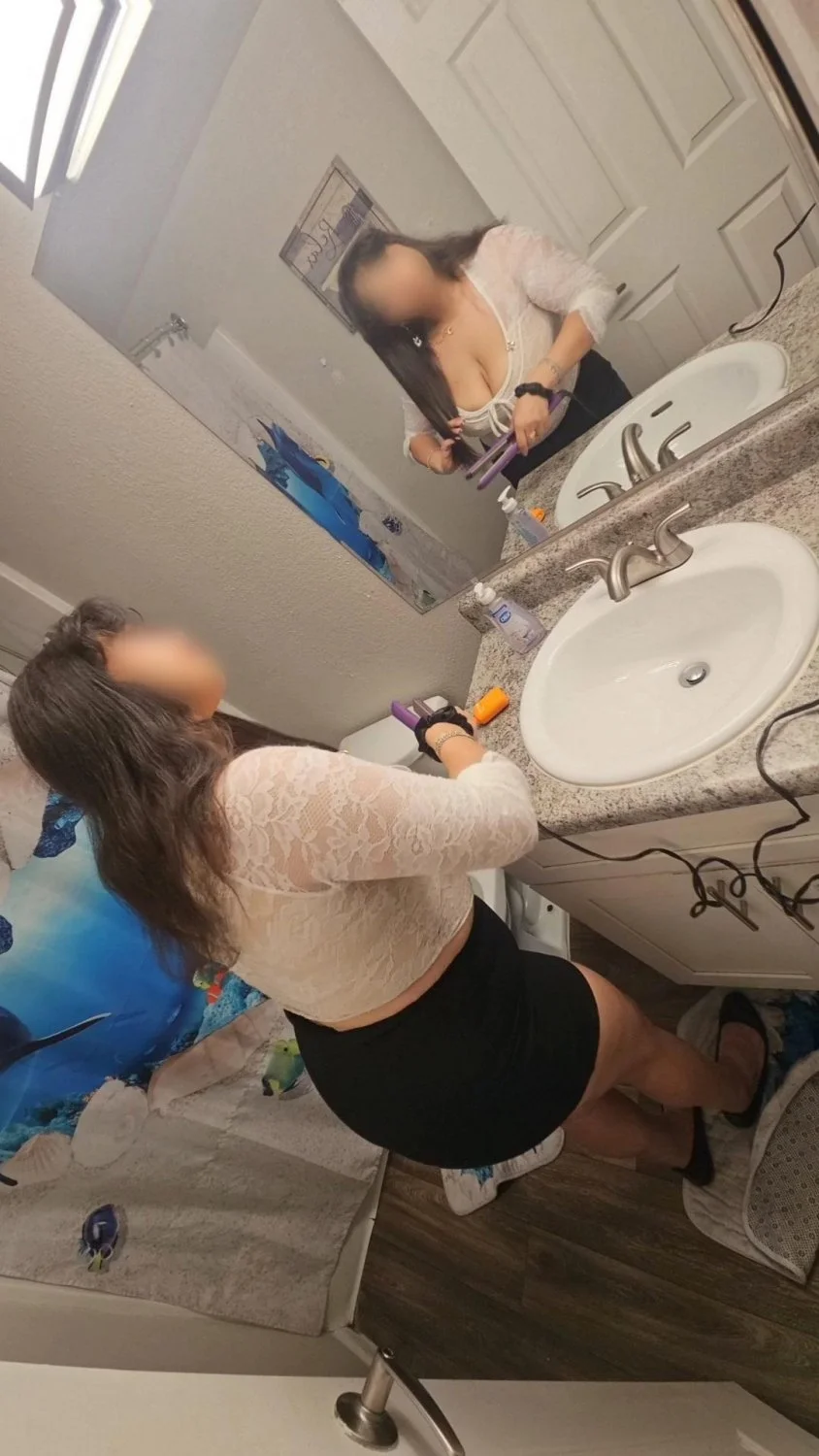 Cornudo de R3dd1t le gusta exhibir a su puta tetona main image