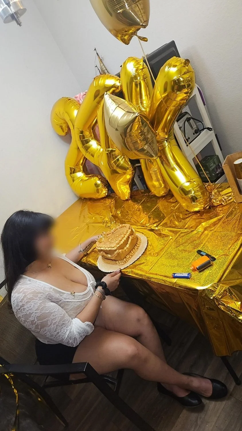 Cornudo de R3dd1t le gusta exhibir a su puta tetona image 2