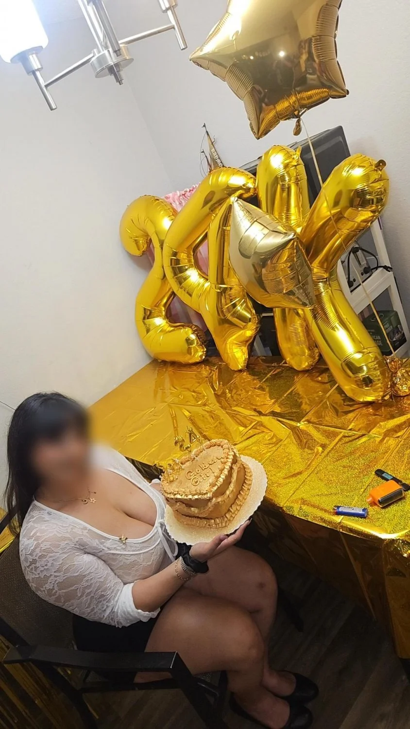 Cornudo de R3dd1t le gusta exhibir a su puta tetona image 4