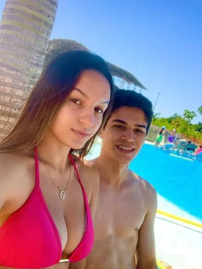 Comemoraçao 1 m de vizu com essas novinha gostosas (impossivel nao gozar) cover image