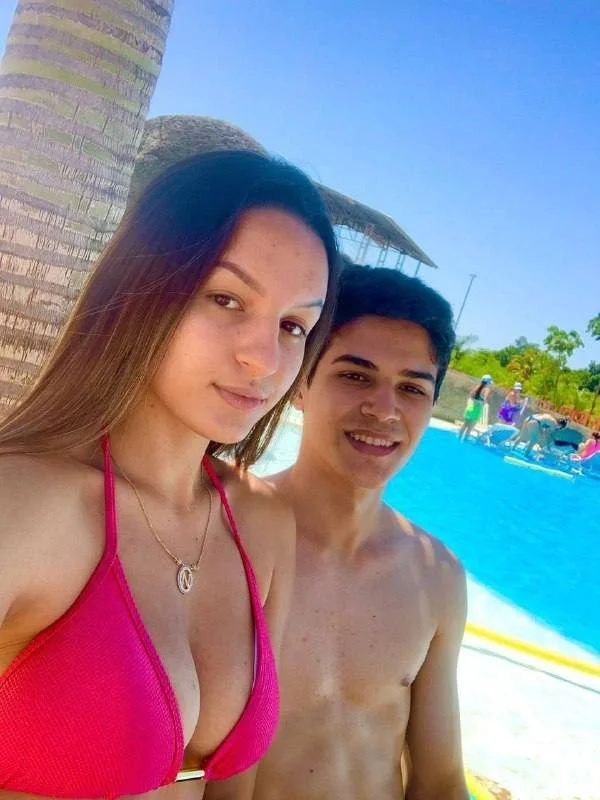 Comemoraçao 1 m de vizu com essas novinha gostosas (impossivel nao gozar) main image