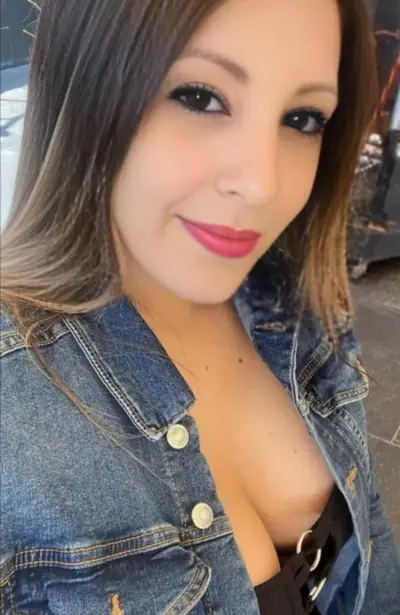 Andrea, Jovencita Hermosa, de Ricas 😋 Tetas 🤤. Ecuador. cover image
