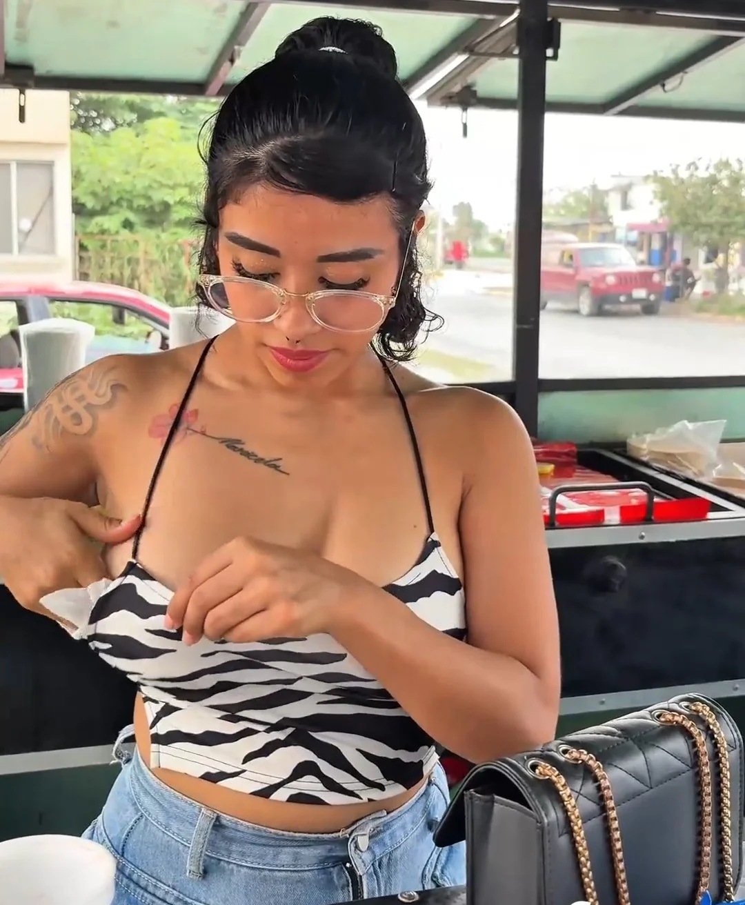 Latina bookworms pussy gushing Coke-fuelled squirts, glasses fogging image 9