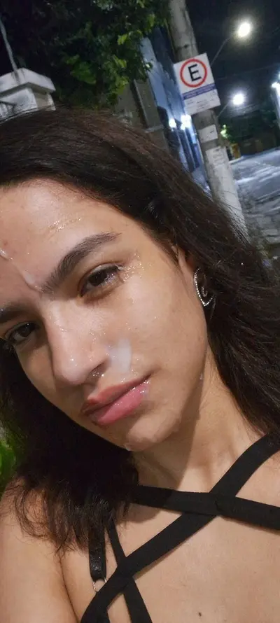 Novinha piranha levou gozada do mendigo na rua cover image